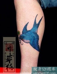 腿部上面的漂亮燕子纹身作品