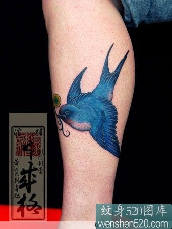 点击大图看下一张：腿部上面的漂亮燕子纹身作品