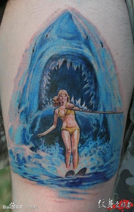 点击大图看下一张：鲨鱼蓝色口中的性感美女纹身