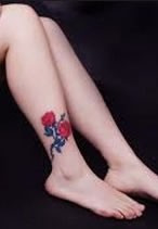 点击大图看下一张：适合女生的小腿梅花纹身