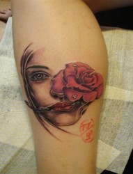 腿部唯美美女与玫瑰纹身图片