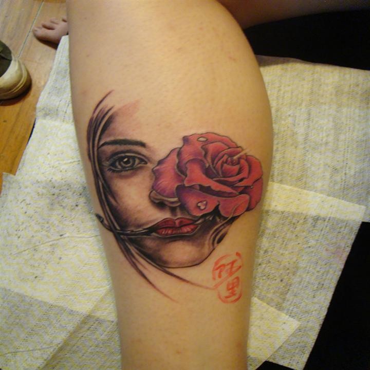 点击大图看下一张：腿部唯美美女与玫瑰纹身图片