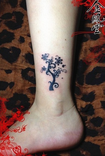点击大图看下一张：小腿上的小树纹身图案-金凤堂作品