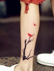 腿上的树枝红鸟纹身图案