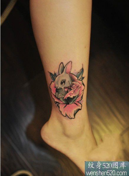 点击大图看下一张：腿颈部的可爱小兔子纹身