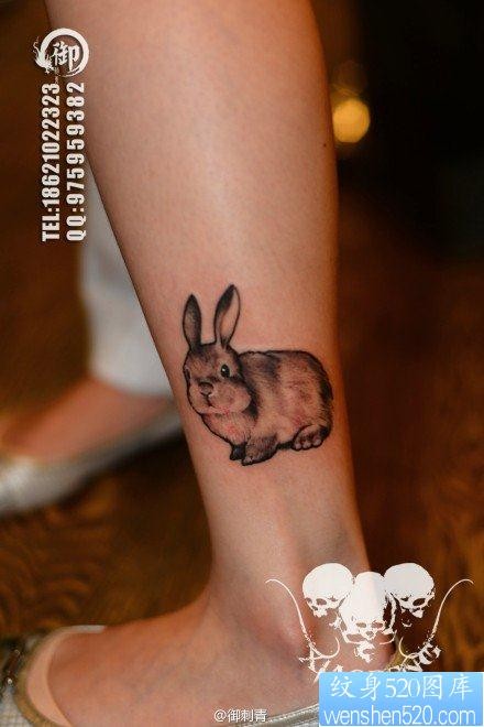 点击大图看下一张：腿部可爱小巧的兔子纹身图片