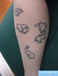 腿部简单可爱的小兔子纹身图片