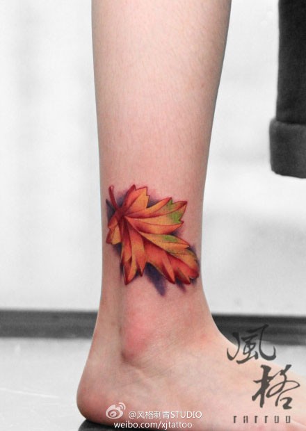 点击大图看下一张：小腿上的红色枫叶