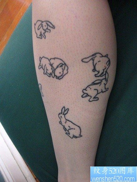 点击大图看下一张：腿部简单可爱的小兔子纹身图片