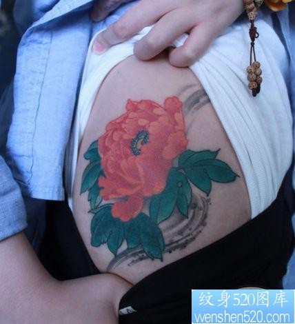 点击大图看下一张：女孩子大腿上一款彩色牡丹花纹身图片
