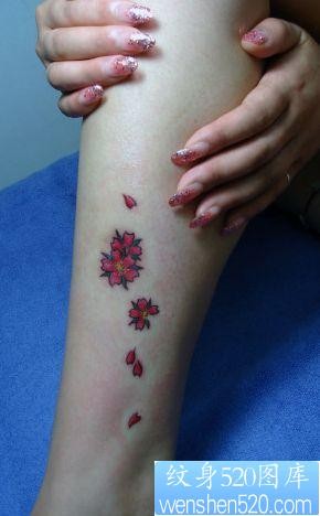 点击大图看下一张：女孩子腿部好看的彩色樱花纹身图片