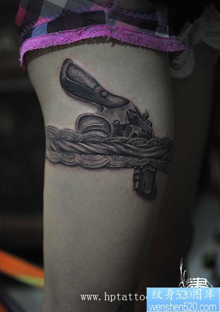 点击大图看下一张：腿部纹身图片：腿部蕾丝手枪纹身图片纹身作品