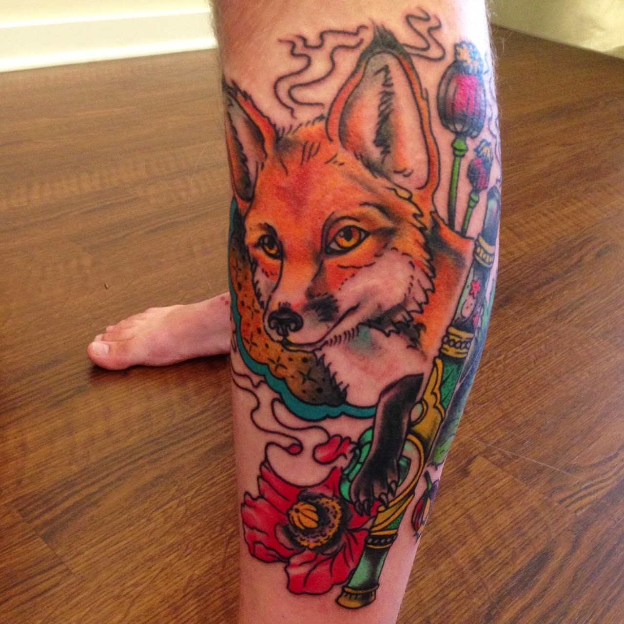 点击大图看下一张：小腿部一款时尚的狐狸纹身