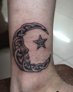 点击大图看下一张：腿部纹身图片：腿部月亮星星纹身图片纹身作品