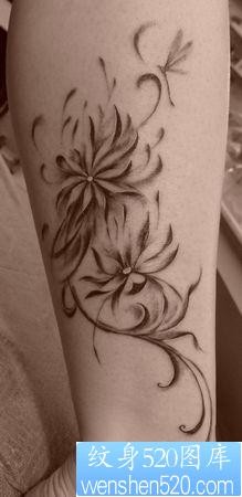 点击大图看下一张：腿部纹身图片：腿部莲花藤蔓蜻蜓纹身图片纹身作品