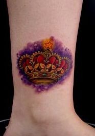 点击大图看下一张：腿部纹身图片：腿部彩色皇冠纹身图片纹身作品