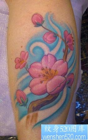 点击大图看下一张：腿部彩色樱花纹身图片