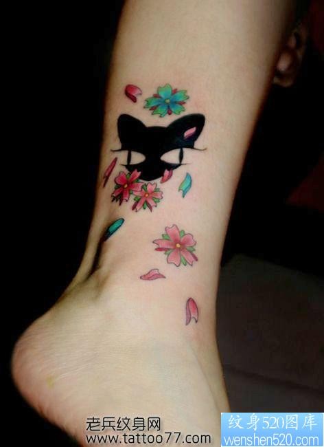 点击大图看下一张：美女腿部猫咪樱花纹身图片