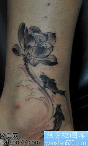 点击大图看下一张:腿部水墨画鲤鱼莲花纹身图片