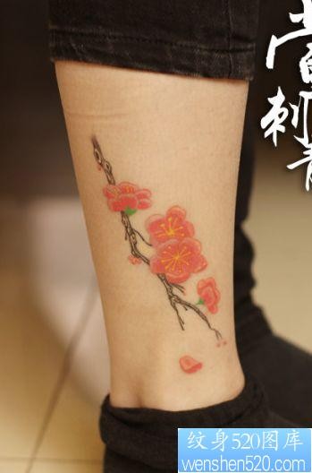 点击大图看下一张：女孩子喜欢的腿部才梅花纹身图片