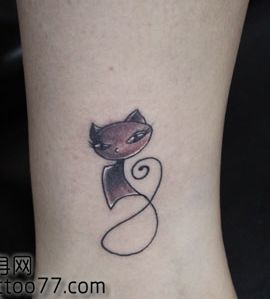 点击大图看下一张：美女腿部可爱的立体猫咪纹身图片