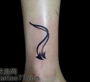 点击大图看下一张：腿部另类潮流的图腾恶魔尾巴纹身图片