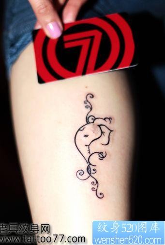 点击大图看下一张：美女腿部图腾藤蔓纹身图片