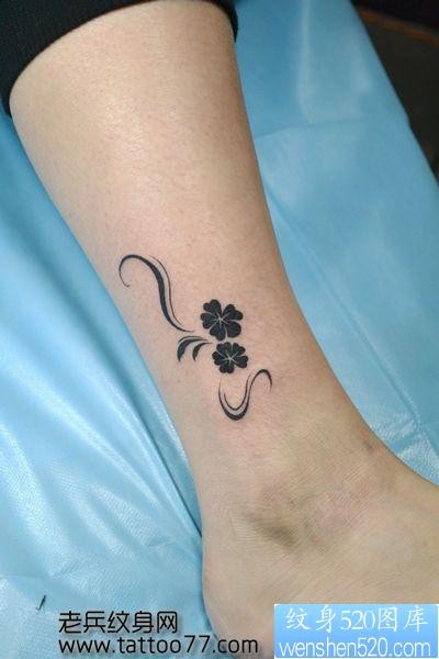 点击大图看下一张：女孩子喜欢的腿部图腾幸运草藤蔓纹身图片