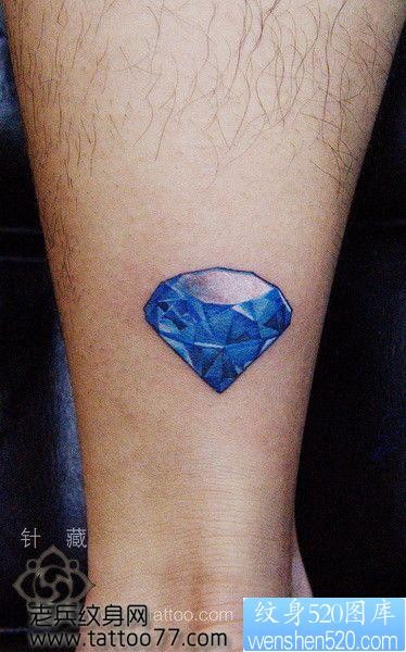 点击大图看下一张:腿部好看潮流的彩色钻石纹身图片