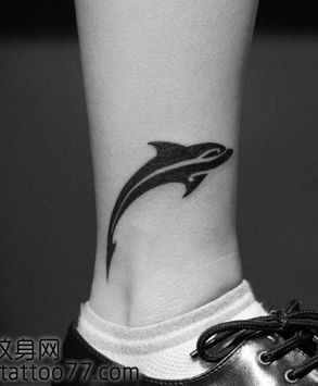 点击大图看下一张:潮流好看的腿部图腾海豚纹身图片