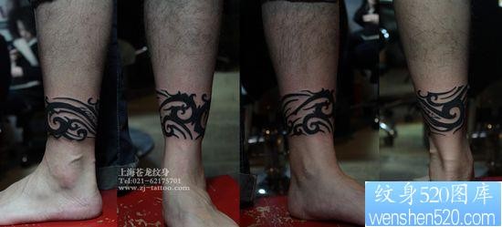 点击大图看下一张:腿部好看的图腾臂环纹身图片