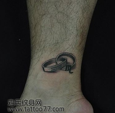 点击大图看下一张:腿部经典潮流的戒指纹身图片