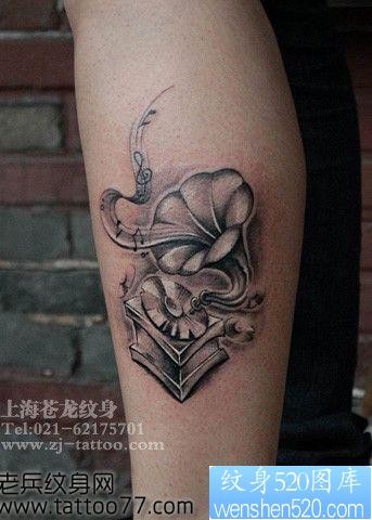 点击大图看下一张:腿部唯美另类的唱片机纹身图片