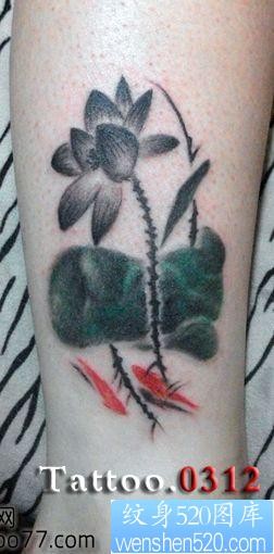 点击大图看下一张：腿部水墨画鲤鱼莲花纹身