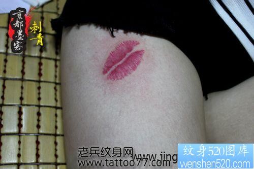 点击大图看下一张：美女腿部好看性感的唇印纹身图片