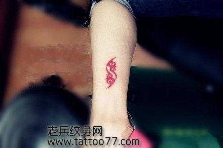 点击大图看下一张：美女腿部潮流唯美的小图腾纹身图片