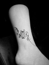 女人喜欢的腿部图腾四叶草藤蔓纹身图片