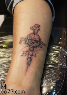 点击大图看下一张：一幅超酷的十字架骷髅纹身图片