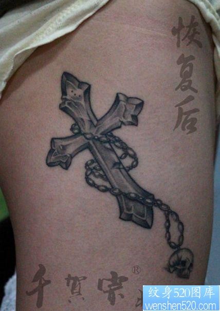 点击大图看下一张：腿部经典潮流的十字架纹身图片