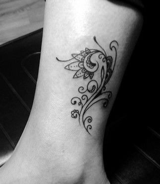 点击大图看下一张：女孩子腿部印度风格图腾藤蔓纹身图片
