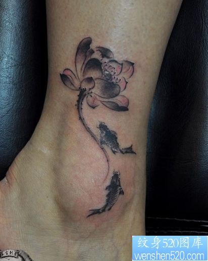 点击大图看下一张：女人脚踝水墨画鲤鱼莲花纹身图片