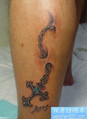 点击大图看下一张：腿部好看的十字架吊链纹身图片