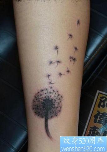点击大图看下一张：腿部流行的蒲公英纹身图片