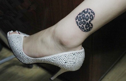 点击大图看下一张：女孩子腿部豹纹爱心纹身图片