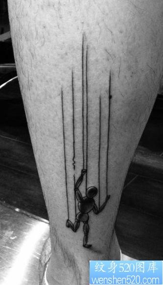点击大图看下一张：腿部潮流经典的木偶纹身图片