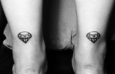 点击大图看下一张:潮流的腿部图腾钻石纹身图片