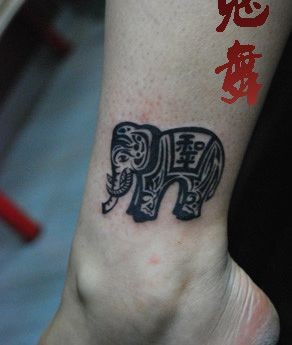 点击大图看下一张：腿部可爱潮流的图片大象纹身图片