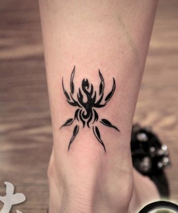 点击大图看下一张:腿部好看的图腾蜘蛛纹身图片