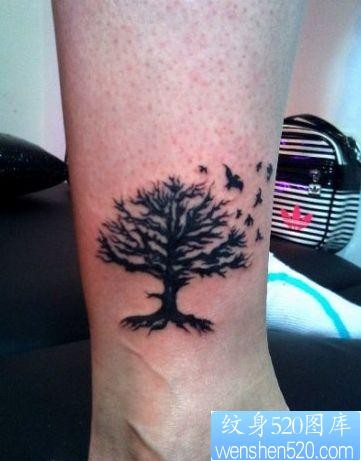 点击大图看下一张：流行的腿部图腾树小鸟纹身图片