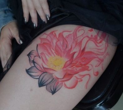 点击大图看下一张：女孩子大腿处睡莲花纹身图片